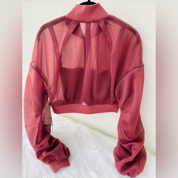 New with tags 
Alo Yoga
Field Crop Top | Jacket 
Color: Rosewood 
Size: XS - Picture 12 of 16